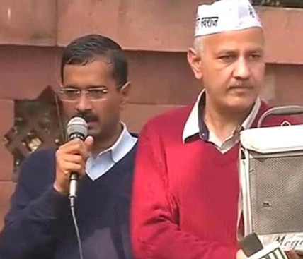 नए बने मुख्यमंत्री ने हफ़्ते भर के अंदर ही सड़क का रास्ता चुन लिया व्यवस्था ठीक करने के लिए. और ख़ुद को 'अराजकतावादी' कहा. साथ में हैं मनीष सिसोदिया नए बने मुख्यमंत्री ने हफ़्ते भर के अंदर ही सड़क का रास्ता चुन लिया व्यवस्था ठीक करने के लिए. और ख़ुद को 'अराजकतावादी' कहा. साथ में हैं मनीष सिसोदिया