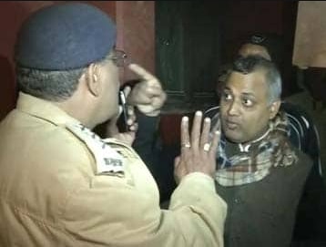 पुलिस अधिकारी के साथ बकझक करते तब दिल्ली के क़ानून मंत्री सोमनाथ भारती पुलिस अधिकारी के साथ बकझक करते तब दिल्ली के क़ानून मंत्री सोमनाथ भारती