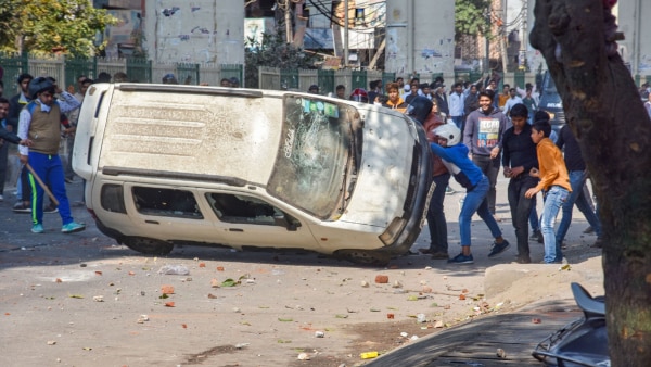 ये तस्वीर मौजपुर क्रॉसिंग की है. प्रदर्शनकारियों ने गाड़ी को तोड़-फोड़ दिया. क्रेडिट- PTI. Caa Protest 13