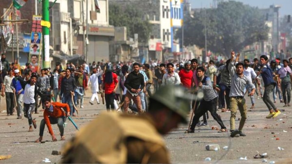 CAA के विरोधी पुलिस और कानून का समर्थन करने वालों के ऊपर पत्थर फेंकते हुए. क्रेडिट- रॉयटर्स. Caa Protest 4