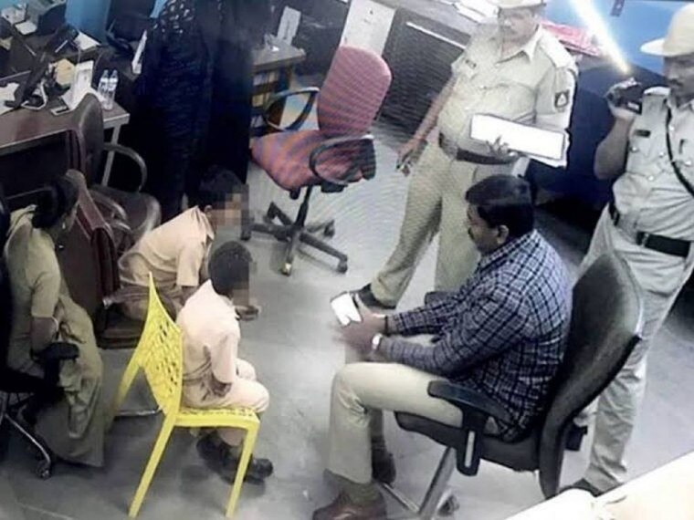 बिदर के स्कूल की सीसीटीवी फुटेज में साफ़ देखा जा सकता है कि वर्दीधारी पुलिस बच्चों को बिठाकर पूछताछ कर रही है. Cctv 570 850 570 850