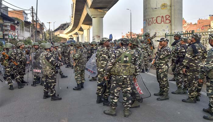 उत्तर पूर्वी दिल्ली के हिंसाग्रस्त इलाकों में तैनात सुरक्षाबल. (PTI) उत्तर पूर्वी दिल्ली के हिंसाग्रस्त इलाकों में तैनात सुरक्षाबल. (PTI)