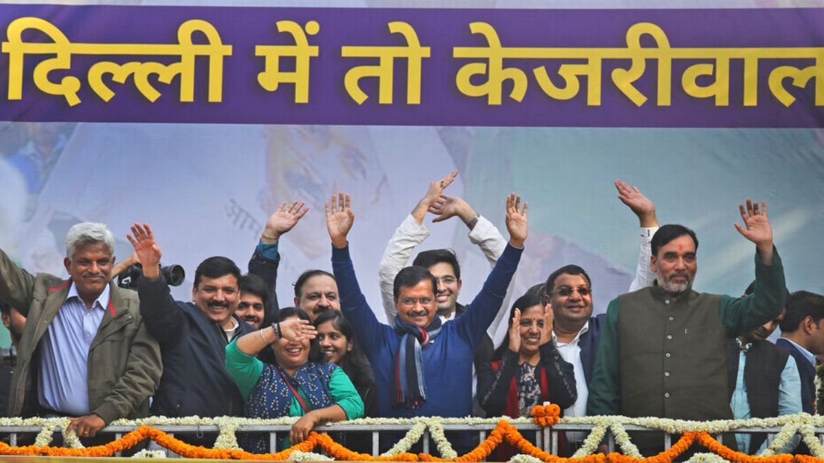 दिल्ली में जनता को संबोधित करने पहुंचे केजरीवाल, उनकी पत्नी, संजय सिंह और पार्टी के तमाम नेता. दिल्ली में जनता को संबोधित करने पहुंचे केजरीवाल, उनकी पत्नी, संजय सिंह और पार्टी के तमाम नेता.