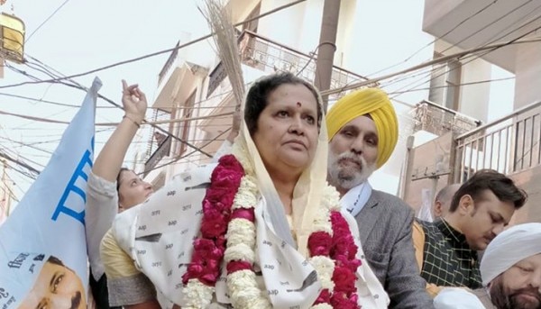 रैली के दौरान धनवती चंदीला. कहीं कहीं इनका नाम चंदेला भी लिखा है. (तस्वीर: फेसबुक) Dhanwati 2 700