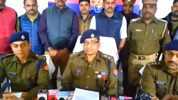 मीडिया को घटना की जानकारी देते गोरखपुर SSP सुनील गुप्ता. Gorakhpur Ssp Sunil Gupta