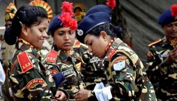रक्षा मंत्रालय के इन तर्कों को लेकर सोशल मीडिया पर भी बहस चल रही है. कुछ लोग इसके समर्थन में हैं, तो कुछ विरोध में. (सांकेतिक तस्वीर: PTI) Indian Army Women Pti