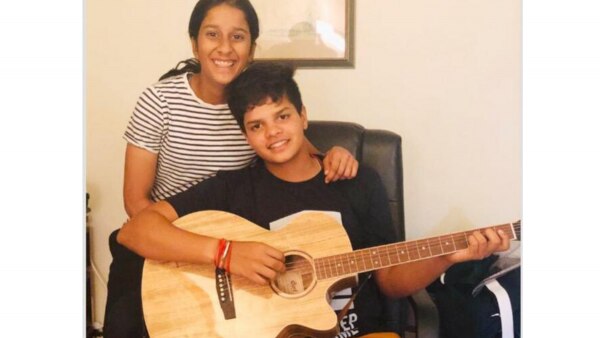 क्रिकेटर जेमिमा रॉड्रिग्स के साथ शेफाली. फोटो- जेमिमा का ट्विटर. Jemimah Rodrigues And Shafali Verma