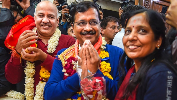 जीत के बाद कनॉट प्लेस के हनुमान मंदिर पहुंचे मनीष सिसोदिया, अरविंद केजरीवाल और उनकी पत्नी सुनीता केजरीवाल. फोटो- PTI Manish Sisodia Arvind Kejriwal And Sunita Kejriwal