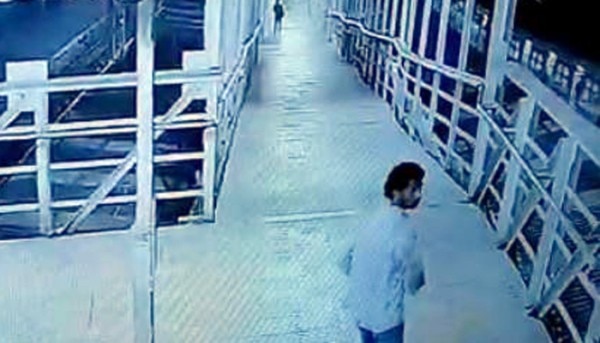 CCTV फुटेज की मदद से पुलिस ने हबीबुर की तस्वीर निकाली. (तस्वीर: स्पेशल अरेंजमेंट/ सौरभ वक्तानिया) Matunga Molester 4 700