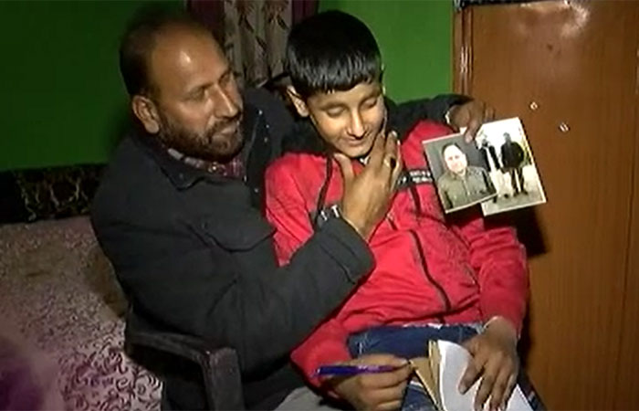 तस्वीर में हैं नसीर के बड़े भाई सिराजुद्दीन. उनकी गोद में नसीर का छह बरस का बेटा है. सिराजुद्दीन ख़ुद भी जम्मू-कश्मीर पुलिस में नौकरी करते हैं (फोटो: आज तक) तस्वीर में हैं नसीर के बड़े भाई सिराजुद्दीन. उनकी गोद में नसीर का छह बरस का बेटा है. सिराजुद्दीन ख़ुद भी जम्मू-कश्मीर पुलिस में नौकरी करते हैं (फोटो: आज तक)