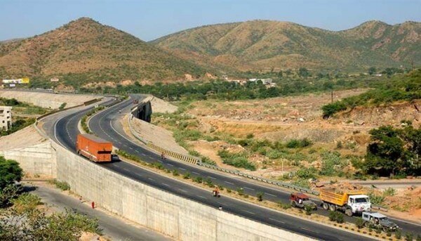 दिल्ली से मुंबई जाने का वर्तमान में सबसे लोकप्रिय रास्ता नेशनल हाईवे संख्या-8 है. दिल्ली से मुंबई जाने का वर्तमान में सबसे लोकप्रिय रास्ता नेशनल हाईवे संख्या-8 है.