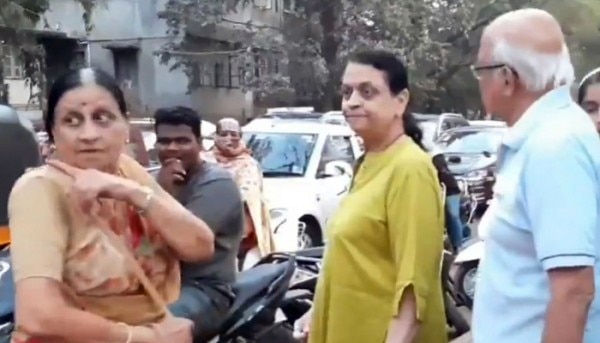 निर्मला गोखले के साथ फुटपाथ पर उनके साथ जुड़ते और भी सीनियर सिटीजंस. (तस्वीर: वीडियो से स्क्रीनशॉट) Nirmala Gokhale 2 700