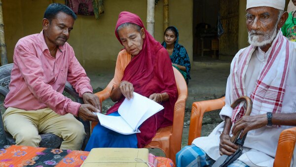 असम के बस्का ज़िले में रहने वाले लोग NRC की लिस्ट में नाम देखते हुए. तस्वीर सितंबर 2019 की है. क्रेडिट- PTI. Nrc 1
