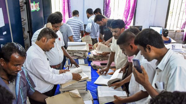 NRC की लिस्ट आने के बाद अपनी अपील्स तेजपुर इलेक्शन ऑफिस में जमा करते लोग. तस्वीर सितंबर 2019 का है. क्रेडिट- PTI. Nrc 3