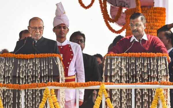 उपराज्यपाल अनिल बैजल ने अरविंद केजरीवाल को पद और गोपनीयता की शपथ दिलाई. फोटो: PTI उपराज्यपाल अनिल बैजल ने अरविंद केजरीवाल को पद और गोपनीयता की शपथ दिलाई. फोटो: PTI