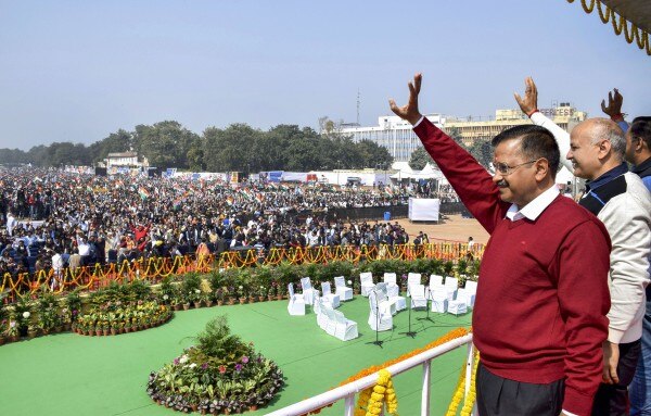 शपथ ग्रहण समारोह के दौरान लोगों का अभिवादन स्वीकार करते अरविंद केजरीवाल और मनीष सिसोदिया. फोटो: PTI शपथ ग्रहण समारोह के दौरान लोगों का अभिवादन स्वीकार करते अरविंद केजरीवाल और मनीष सिसोदिया. फोटो: PTI