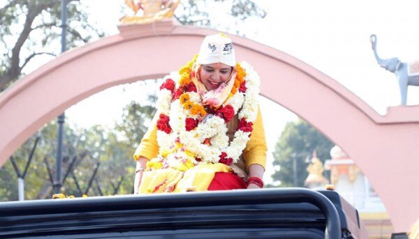 इन पर और इनके पति धीरज टोकस पर सरकारी काम में बाधा डालने का आरोप लगा था. (तस्वीर: ट्विटर) Parmila 1 700