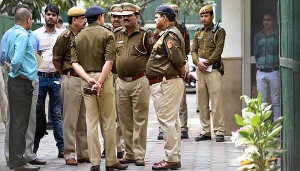 आरोप ये भी लगे कि पहले पुलिस ने ढिलाई बरती शिकायत दर्ज करने और उस पर कार्रवाई करने में. लेकिन बाद में दबाव पड़ा तो मामला दर्ज किया गया. (सांकेतिक तस्वीर: PTI). Pti Police 700