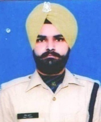 मनिंदर, 13 फरवरी को ही छुट्टी मना कर लौटे थे. Pulwama 23 555 021719094651