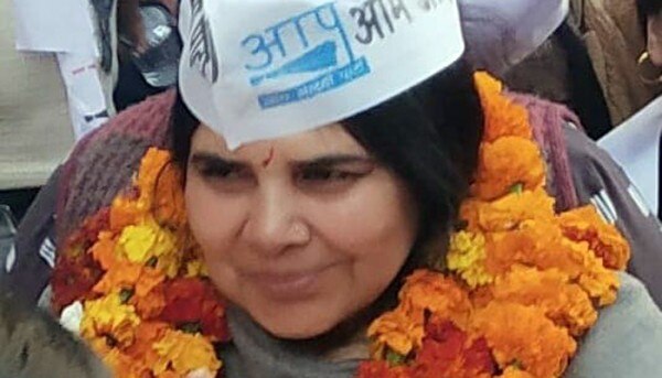 राजकुमारी को पार्टी ज्वाइन करने के 24 घंटों के भीतर टिकट मिल गया था. इस पर काफी विवाद भी हुआ. (तस्वीर: ट्विटर) Rajkumari Dhillon 700