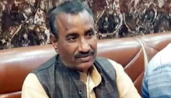 रवीन्द्रनाथ त्रिपाठी ने कहा कि ये उनके खिलाफ एक साज़िश है. (तस्वीर: ट्विटर) Ravindr Nath Tripathi 700