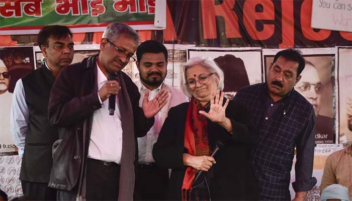 संजय हेगड़े (दाएं) ने शाहीन बाग पहुंचकर प्रदर्शनकारियों से बात की. (PTI) संजय हेगड़े (दाएं) ने शाहीन बाग पहुंचकर प्रदर्शनकारियों से बात की. (PTI)