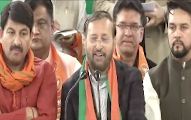 दिल्ली भाजपा अध्यक्ष मनोज तिवारी के साथ प्रकाश जावड़ेकर. इनका कहना था कि केजरीवाल को अब जनता आतंकवादी साबित करेगी दिल्ली भाजपा अध्यक्ष मनोज तिवारी के साथ प्रकाश जावड़ेकर. इनका कहना था कि केजरीवाल को अब जनता आतंकवादी साबित करेगी