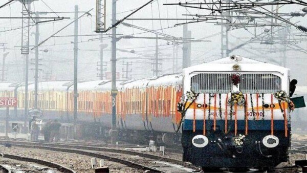 बांग्लादेश का कहना है कि मार्च 2021से दोनों देशों के बीच इस रट पर ट्रेन चल सकती है. (सांकेतिक फोटो) Train