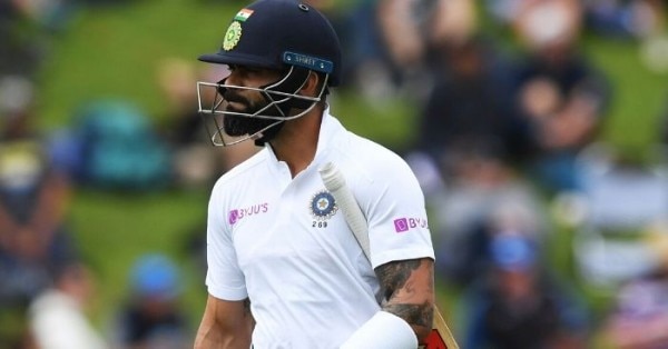 भारतीय कप्तान विराट कोहली आउट होकर लौटते हुए. फोटो: AP Virat Test