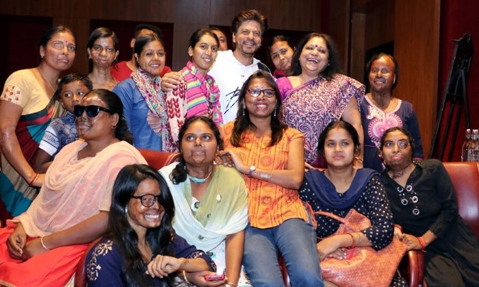 शाहरुख़ खान. एसिड अटैक सरवाईवर्स के साथ. शाहरुख़ खान. एसिड अटैक सरवाईवर्स के साथ.