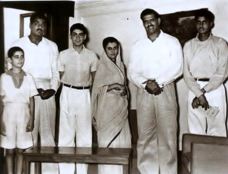 60 के दशक में पहलवान दारा सिंह (इंदिरा के बाएं) और उनके भाई सरदारा सिंह (बाएं से दूसरे) को सम्मानित करती इंदिरा गांधी. साथ में उनके दोनों बेटे संजय (सबसे बाएं) और राजीव (इंदिरा के बाएं) के दोस्त अमिताभ बच्चन (सबसे दाहिने). 60 के दशक में पहलवान दारा सिंह (इंदिरा के बाएं) और उनके भाई सरदारा सिंह (बाएं से दूसरे) को सम्मानित करती इंदिरा गांधी. साथ में उनके दोनों बेटे संजय (सबसे बाएं) और राजीव (इंदिरा के बाएं) के दोस्त अमिताभ बच्चन (सबसे दाहिने).