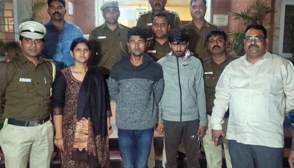बीच में दोनों आरोपी खड़े हैं. विक्रांत के साथ-साथ उसके साथी को भी पकड़ लिया गया है. वो ईस्ट ऑफ कैलाश में पकड़ा गया. (तस्वीर: हिमांशु मिश्रा) 1 700