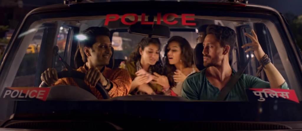 अपने पुलिस वाले अहिंसक भाई विक्रम के साथ रॉनी उर्फ टाइगर ‘द’ श्रॉफ. Baghi