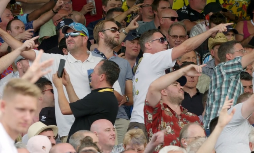 Barmy Army क्रिकेट फ़ैन्स का समूह है जो इंग्लैंड की टीम का कट्टर सपोर्ट करते हैं. Barmy Army क्रिकेट फ़ैन्स का समूह है जो इंग्लैंड की टीम का कट्टर सपोर्ट करते हैं.