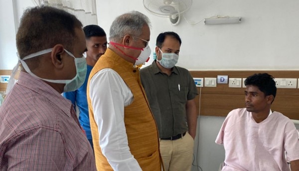 छत्तीसगढ़ के मुख्यमंत्री भूपेश बघेल ने रायपुर के अस्पताल में घायल जवानों से मुलाकात की. छत्तीसगढ़ के मुख्यमंत्री भूपेश बघेल ने रायपुर के अस्पताल में घायल जवानों से मुलाकात की.