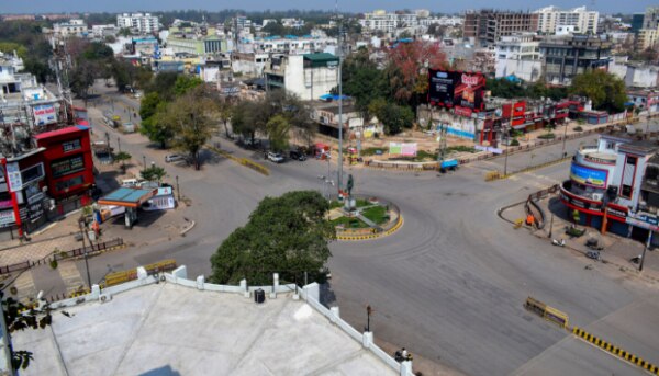 तस्वीर उत्तर प्रदेश के प्रयागराज की है. जनता कर्फ्यू पर यहां भी लोग सजग रहे, घर में ही रहे. सोशल डिस्टेंसिंग कोरोना से बचाव का बड़ा कारगर तरीका है. (फोटो- PTI) Curfew 11