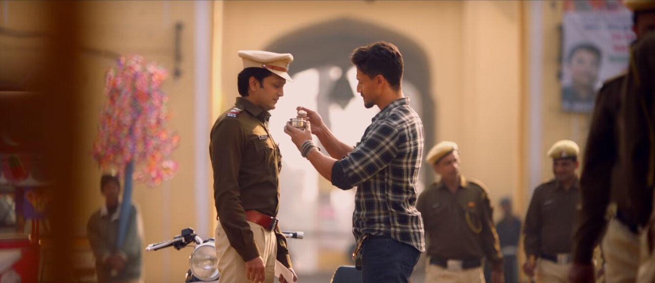 अपने भाई विक्रम को नौकरी के पहले दिन दही खिलाकर विदा करता रॉनी. अपने भाई विक्रम को नौकरी के पहले दिन दही खिलाकर विदा करता रॉनी.