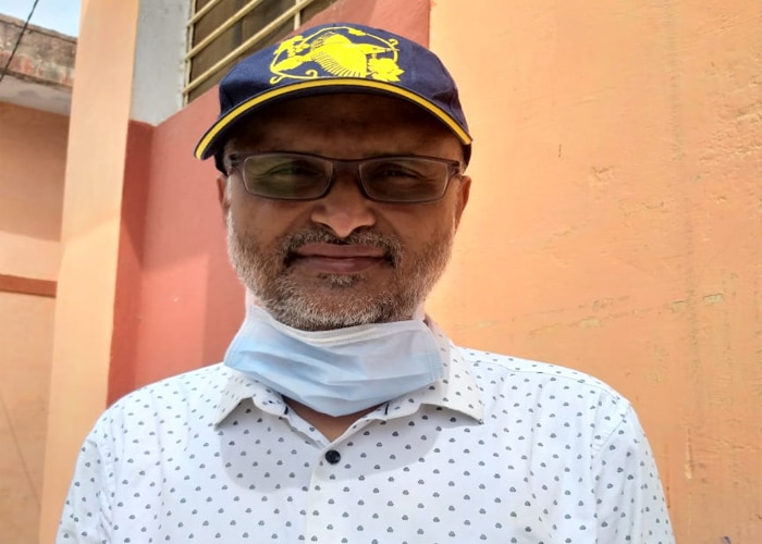 डॉ. सुमेर सिंह भाटी, सीनियर मेडिकल ऑफिसर, सामुदायिक स्वास्थ्य केंद्र, कालंद्री. इन्होंने ही वायरल तस्वीर में बच्चे को पकड़ा हुआ है. (फोटो-राहुल त्रिपाठी) डॉ. सुमेर सिंह भाटी, सीनियर मेडिकल ऑफिसर, सामुदायिक स्वास्थ्य केंद्र, कालंद्री. इन्होंने ही वायरल तस्वीर में बच्चे को पकड़ा हुआ है. (फोटो-राहुल त्रिपाठी)