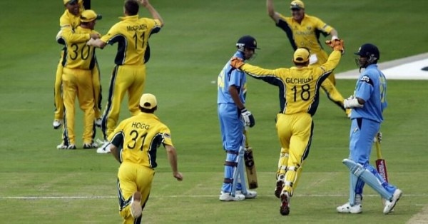 विश्वकप फाइनल में विकेट गंवाने के बाद राहुल द्रविड़. फोटो: Getty Images Dravid Australia