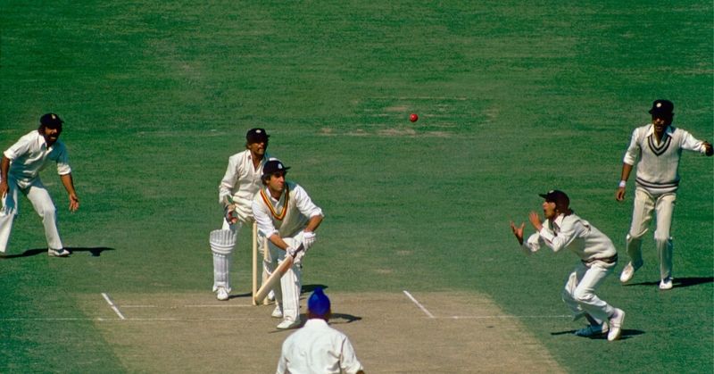 1977 Culcutta Test में England Captain Mike Brearley का आसान कैच पकड़ते Eknath Solkar (गेटी) Eknath Solkar Vs England 800