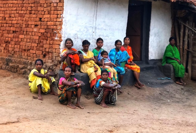 नेशनल लॉक डाउन से बहुत पहले भी ये आदिवासी महिलाएं बस गांव भर में ही निकल पाती थीं. आगे भी इतना ही निकलेंगी. (तस्वीर विश्वास घुघे) नेशनल लॉक डाउन से बहुत पहले भी ये आदिवासी महिलाएं बस गांव भर में ही निकल पाती थीं. आगे भी इतना ही निकलेंगी. (तस्वीर विश्वास घुघे)