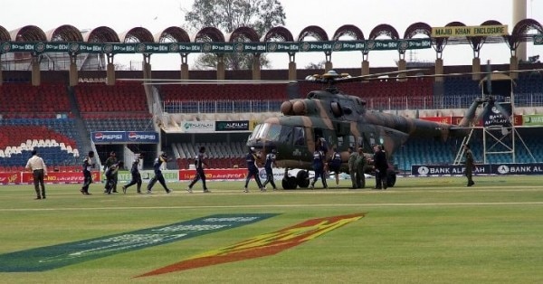 गद्दाफी स्टेडियम में चॉपर से श्रीलंका और पाकिस्तानी खिलाड़ियों को निकाला गया. फोटो: Getty Images Helicopter