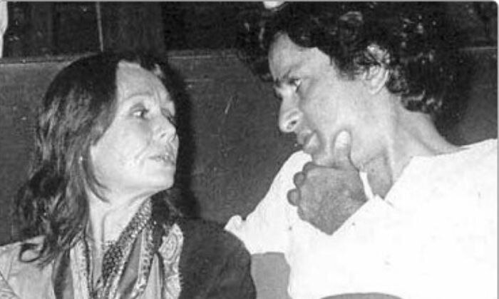 पृथ्वीराज कपूर ने शेक्सपियराना की टीम को कलकत्ता बुलाया था. अपने थिएटर का एक शो दिखवाने के लिए. इसी शो में पृथ्वीराज के सबसे छोटे बेटे शशि कपूर ने पर्दे से जेनिफर केंडल को पहली बार देखा, जो दर्शकों के बीच बैठी थीं. पृथ्वीराज कपूर ने शेक्सपियराना की टीम को कलकत्ता बुलाया था. अपने थिएटर का एक शो दिखवाने के लिए. इसी शो में पृथ्वीराज के सबसे छोटे बेटे शशि कपूर ने पर्दे से जेनिफर केंडल को पहली बार देखा, जो दर्शकों के बीच बैठी थीं.