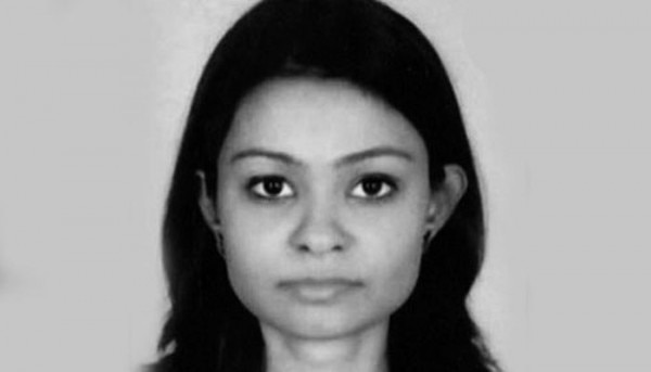 जिगीषा अपने कॉल सेंटर से लौटने के बाद एक दोस्त से फन पर बात करती हुई घर की तरफ जा रही थी, जब उसे किडनैप किया गया. उसके गहने, पैसे, और डेबिट कार्ट उससे छीन लिए गए. इसके बाद उसकी हत्या कर दी गई. (तस्वीर: Twitter) Jigisha Ghosh 700