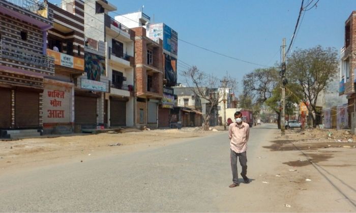 सड़क की ये डरा देने वाली शांति बयां करती है कि खुशियों का क्या हाल है. सड़क की ये डरा देने वाली शांति बयां करती है कि खुशियों का क्या हाल है.