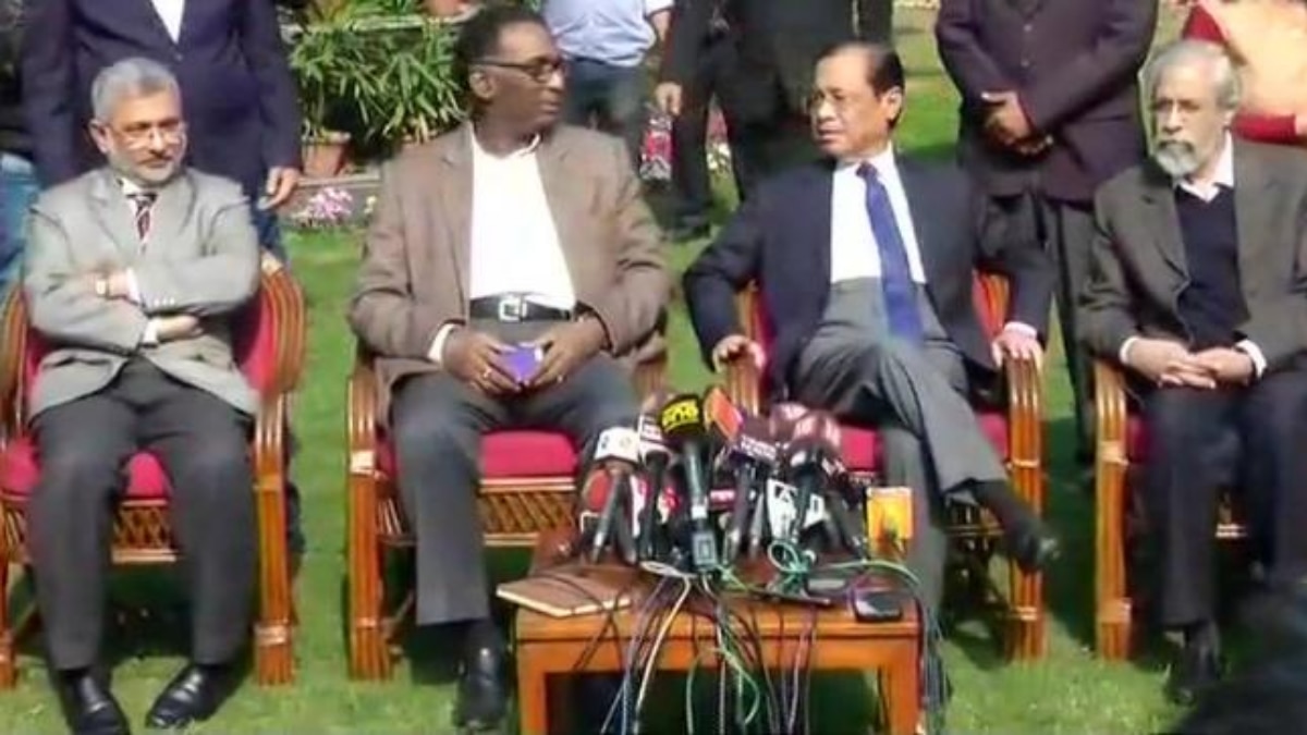 बाएं से दाएं: जस्टिस चेलमेश्वर, जस्टिस कुरियन जोसेफ, पूर्व CJI रंजन गोगोई और जस्टिस लोकुर. ये तस्वीर जनवरी 2018 में की गई प्रेस कॉन्फ्रेंस की है. (फोटो: ANI) Justice J Chelameswar, Justice Kurian Joseph, Justice Ranjan Gogoi And Justice Madan Lokur