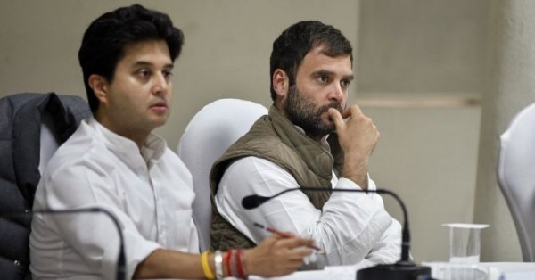 ज्योतिरादित्य सिंधिया राहुल गांधी के करीबी माने जाते रहे है. लेकिन ये करीबी कभी उनके काम नहीं आई. ज्योतिरादित्य सिंधिया राहुल गांधी के करीबी माने जाते रहे है. लेकिन ये करीबी कभी उनके काम नहीं आई.