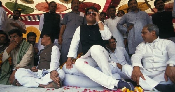 एक हवाई दुर्घटना ने माधवराव का जीवन खत्म कर दिया और ज्योतिरादित्य सिंधिया को राजनीति में आना पड़ा. एक हवाई दुर्घटना ने माधवराव का जीवन खत्म कर दिया और ज्योतिरादित्य सिंधिया को राजनीति में आना पड़ा.