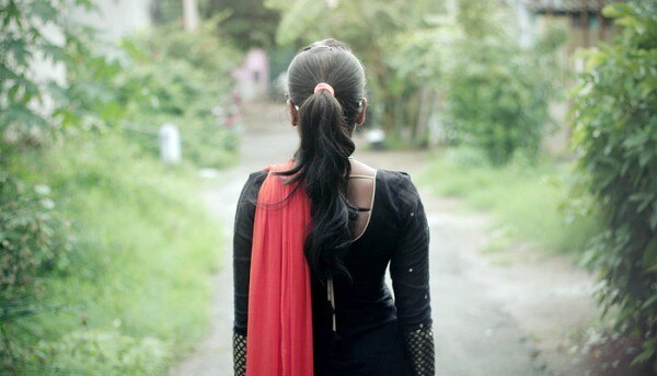 जिस लड़की का ये केस है, उन्होंने अपना नाम और पहचान उजागर नहीं करने की बात की. वो पब्लिक अटेंशन से बचना चाहती हैं. (सांकेतिक तस्वीर: पिक्साबे) Random Sad Woman Pixabay 700