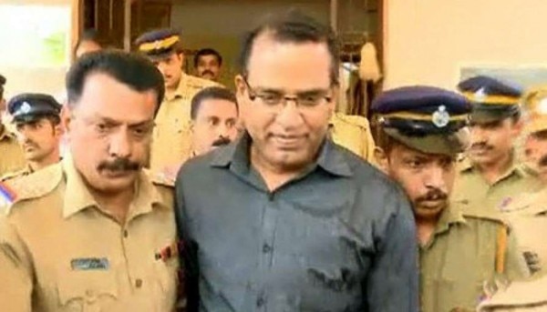 रॉबिन को गिरफ्तार कर ले जाती पुलिस. (तस्वीर: Mathrubhumi online) Robin Matrubhumi 700